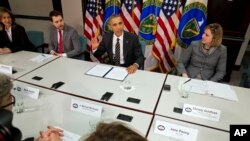 Petugas pemadam kebakaran memeriksa retakan di jalan akibat gempa di Norcia, Italia tengah (30/10). (AP/Gregorio Borgia)