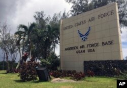 关岛的安德森美国空军基地入口处的石牌(2006年9月20日)。