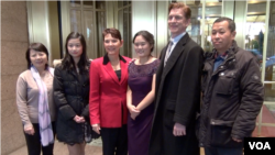 张安妮演出前在卡内基音乐厅前与养父母及营救她的叔叔阿姨合影(左起张菁、张儒莉、瑞吉.利特尔约翰、张安妮、罗伯特.科克、姚诚)(方冰拍摄)