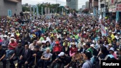 台湾民众在台北参加“全民公投反并吞”大游行,抗议中国对台湾的打压。 (2018年10月20日)