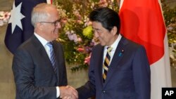 澳大利亚总理特恩布尔(左)在日本首相官邸与安倍首相握手