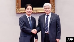 Presiden Lai Ching-te (kiri) dan Pimpinan TSMC C.C. Wei berjabat tangan setelah konferensi pers bersama di Kantor Kepresidenan Taiwan di Taipei, 6 Maret 2025. (Foto: Handout/KANTOR PRESIDEN TAIWAN/AFP)