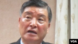 台湾国防部长高华柱2012年10月12日在立法院发表谈话(美国之音张永泰拍摄)