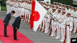 Thủ tướng Nhật Bản trong lễ đón ông Nguyễn Xuân Phúc ở Tokyo hôm 6/6.