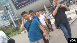 2017年8月14日上午,天津二中院附近的便衣。(美国之音记者叶兵拍摄)