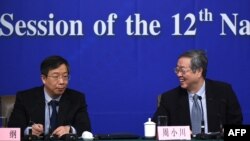 2015年3月12日在北京召开的第十二届全国人民代表大会第三次会议期间,时任中国人民银行行长周小川(右)和副行长易纲(左)召开新闻发布会。