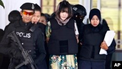 Nghi can Đoàn Thị Hương được dẫn giải ra tòa.