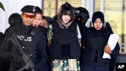 Tư liệu: Cô Đoàn Thị Hương, ở giữa, sau phiên tòa tại tòa án Tối cao Shah Alam, ngày 5/4/2018. (AP Photo/Sadiq Asyraf)