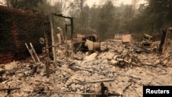 加利福尼亚州雷丁市的一处住宅被野火烧成废墟