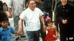 中共前领导人邓小平与他的孙子(左一)和外孙女的合影