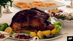 Điểm nổi bật nhất trong ngày Lễ Tạ ơn là thưởng thức những món ăn truyền thống, và đương nhiên, một con gà tây thật lớn.