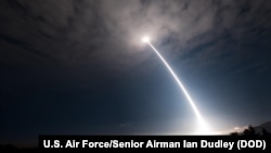 在加州范登堡空军基地的一次操作测试期间发射的一枚民兵三型洲际弹道导弹。(2017年5月3日)