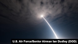 美军在美国加利福尼亚州范登堡空军基地的一次作战试验中,发射了一枚没有弹头的“Minuteman III”洲际弹道导弹。(美国空军图片,2017年8月2日)