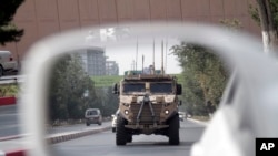 在阿富汗首都喀布尔街头巡逻的美国军车。(2017年8月23日)