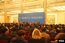 采访记者会的中外记者云集(美国之音东方拍摄)