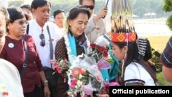 ချင်းပြည်နယ် ကလေးမြို့ ကိုရောက်လာတဲ့ ဒေါ်အောင်ဆန်းစုကြည်ကို ချင်းတိုင်းရင်းသားများ ကြိုဆို။ (သတင်းမှတ်တမ်း၊ NLD Chairperson FB)