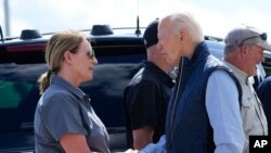 2024年10月2日,乔·拜登总统抵达南卡罗来纳州格里尔的格林维尔-斯帕坦堡国际机场,调查飓风海伦造成的损失,并与联邦紧急事务管理局局长迪安·克里斯韦尔交谈。