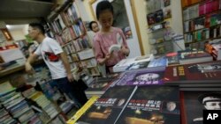 顾客在香港一家书店翻看与中国大陆有关的书籍。(2012年6月1日资料照)