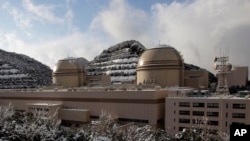 Lò phản ứng hạt nhân số 3 (phải) và số 4 tại nhà máy điện hạt nhân Takahama, nằm về hướng Tây thành phố Tokyo.