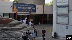 Sinh viên tụ tập tại Đại học Paris 1 Panthéon-Sorbonne ở Paris, Pháp, ngày 17/9/2020.