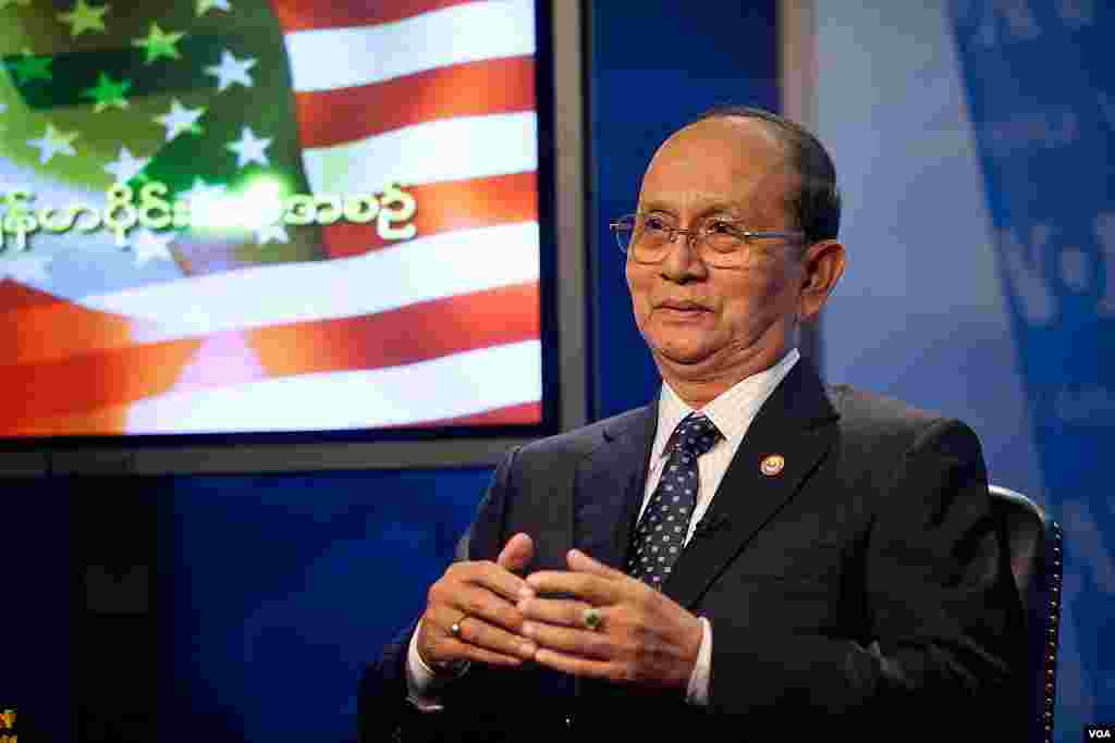 Tổng thống Thein Sein trong buổi đối thoại với đồng hương tại đài VOA. (Hình Alison Klein)