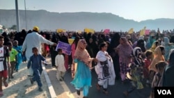 巴基斯坦港口城市瓜达尔爆发民众游行示威,当地妇女和儿童也加入抗议。(2021年11月29日)