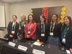 法轮功学员王珊珊(Lydia Wang.左一)星期三(2月5日)在2025年国际宗教自由峰会(IRF Summit)上与美国国际宗教自由委员会(USCIRF)委员会面,探讨美国政府有效援救被中共迫害信徒的方式。(美国之音薛小山拍摄)