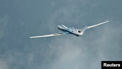 这张美国海军2014年9月18日拍摄的照片显示,MQ-4C“人鱼海神”无人驾驶侦察机在马里兰州帕图克森海军航空站完成首次跨越全国转场飞行。