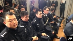 将在罗马和米兰参加历时两个星期的中意警察联合巡逻试点的中国警察在罗马的意大利内政部总部参加新闻发布会。（2016年5月2日）