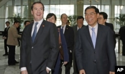 英国财政大臣乔治•奥斯本(左)与中国工商银行董事长姜建清