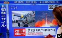 东京街头电视屏幕上正在播放朝鲜导弹试射的消息(2017年8月29日)