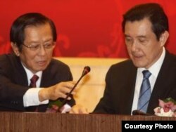 马英九(右)致词时表示,在主权上不可能有任何让步。(中央社供图)