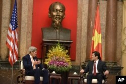 2015年8月7日,美国国务卿克里与越南国家主席张晋创在越南首都河内举行会晤