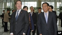 英国财政大臣乔治•奥斯本(左)与中国工商银行董事长姜建清