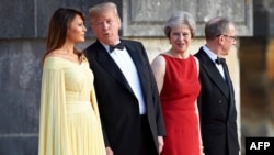 美国总统川普和第一夫人梅拉尼娅·川普,英国首相特蕾莎·梅和她的丈夫菲利普·梅在伦敦的欢迎仪式中(2018年7月12日)