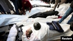 Para pelayat menghadiri pemakaman jurnalis Palestina Adel Zourob yang tewas terbunuh dalam serangan udara Israel di Rafah, pada 19 Desember 2023. (Foto: Reuters/Ibraheem Abu Mustafa)