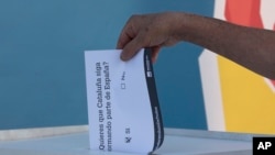 西班牙首都马德里民众抗议加泰罗尼亚计划举行的独立公投,象征性地投下反对票 (2017年9月29日)