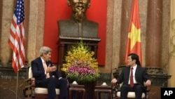 2015年8月7日,美国国务卿克里与越南国家主席张晋创在越南首都河内举行会晤。