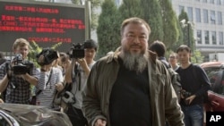 艾未未离开北京第二中级法院(2012年9月27日)