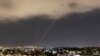 Sebuah sistem pertahanan anti-peluru beroperasi setelah Iran melepaskan pesawat nirawak dan peluru kendali menuju Israel, terlihat dari Ashkelon, Israel, pada 14 April 2024. (Foto: Reuters)
