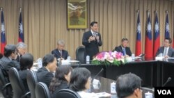 台湾总统马英九视导陆委会重申九二共识(美国之音张永泰拍摄)