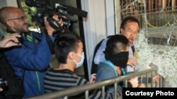 激进占领者冲击立法会玻璃门,泛民议员张超雄阻拦(苹果日报图片)