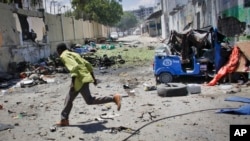 资料图片:一名索马里人在青年党发动的一次袭击中逃难。
