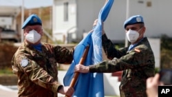 联合国驻黎巴嫩临时部队(联黎部队)指挥官将将联合国旗帜交给新任指挥官。资料照