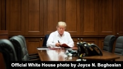 特朗普总统在沃尔特-里德国家军事医疗中心办公。（白宫官方照片）