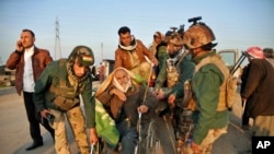 库尔德战士帮助一名被伊拉克基尔库克的“伊斯兰国”激进分子释放的雅兹迪老人。(资料照)