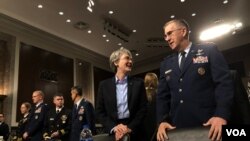 美军战略司令部司令海腾上将(右一)与空军部部长威尔逊出席听证会(美国之音黎堡)