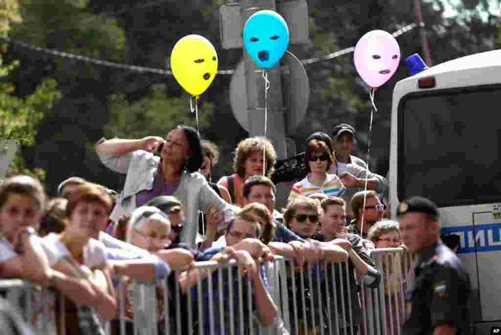 Những người ủng hộ ban Pussy Riot đứng sau các rào cản rào quanh một tòa án ở Moscow