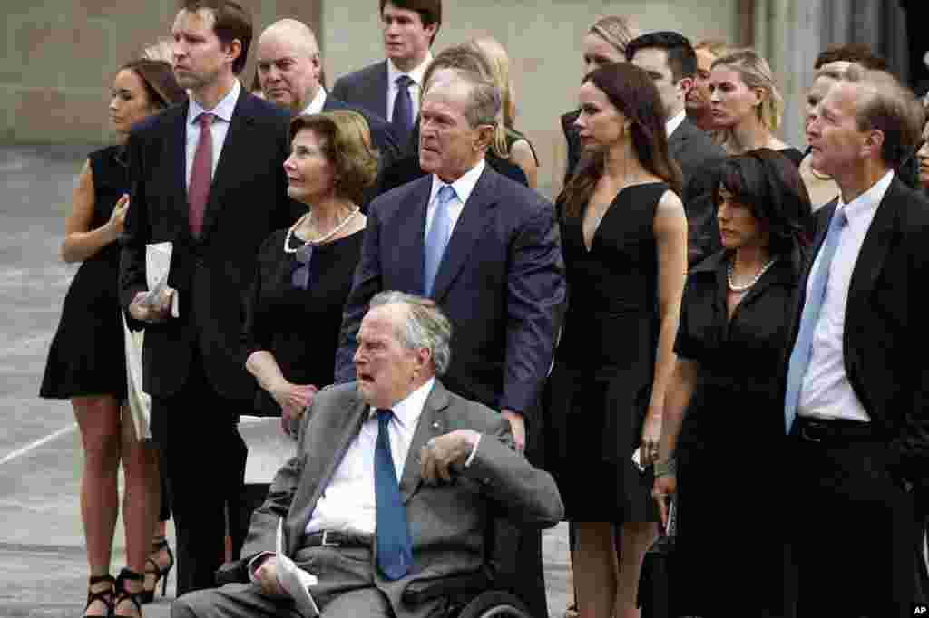 2018年4月21日,在前美国第一夫人芭芭拉·布什的葬礼上,她的灵柩被送入德克萨斯州休斯顿的圣马丁主教教堂时,美国前总统老布什和小布什及其家人泪眼观望。