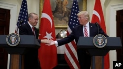 美国总统川普与来访的土耳其总统埃尔多安在白宫罗斯福室握手。(2017年5月16日)